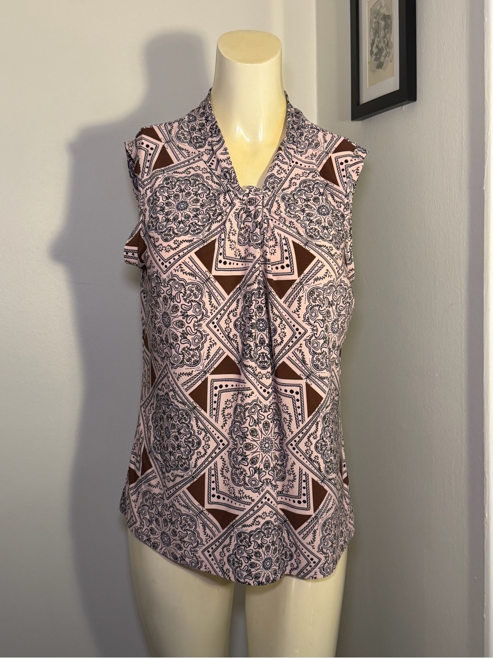 Tommy Hilfiger Women’s Sleeveless Blouse Keyhole Front Pink Medallion Print